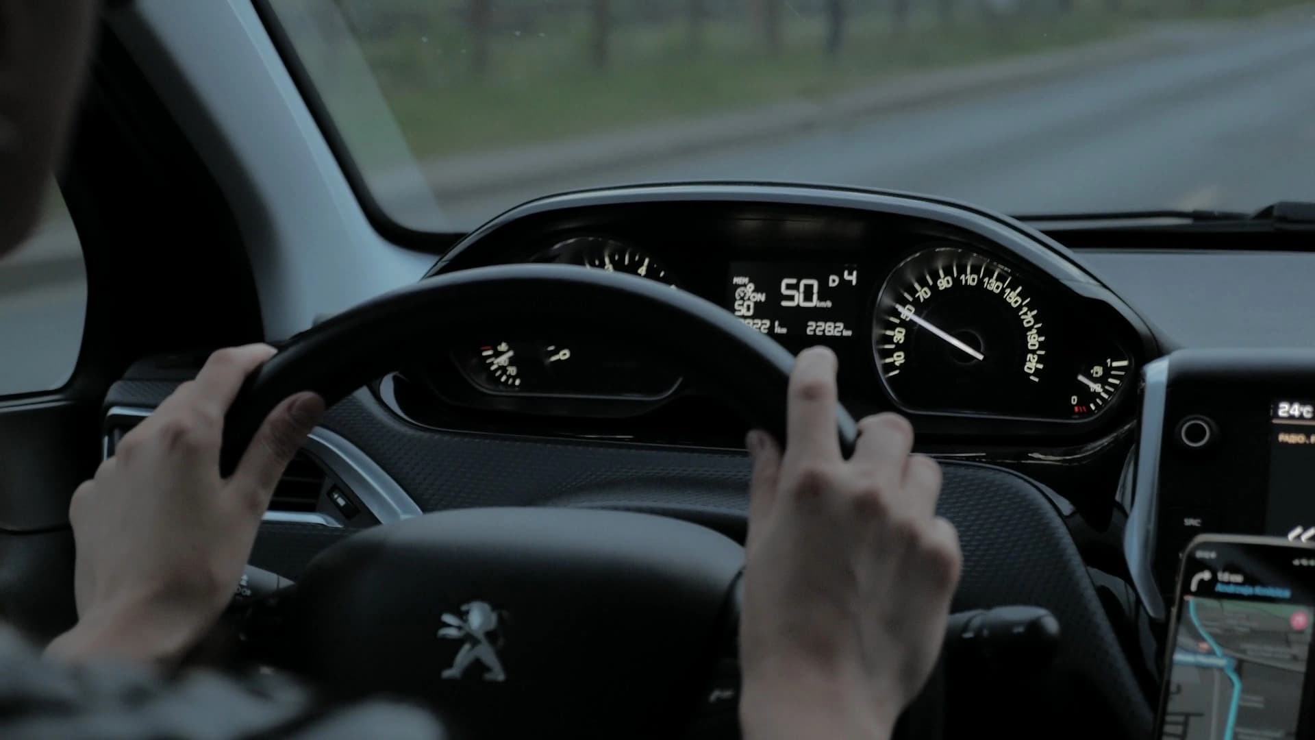 Les mains d'un élève sur le volant pendant une leçon de conduite