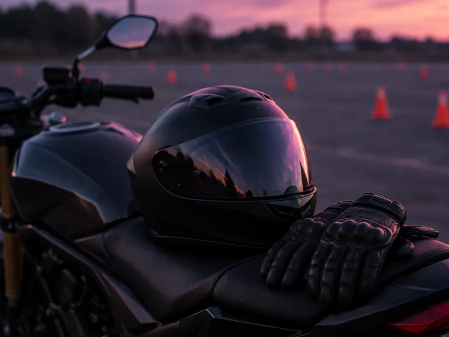 Moto de grosse cylindrée, casque et gants posés sur la selle